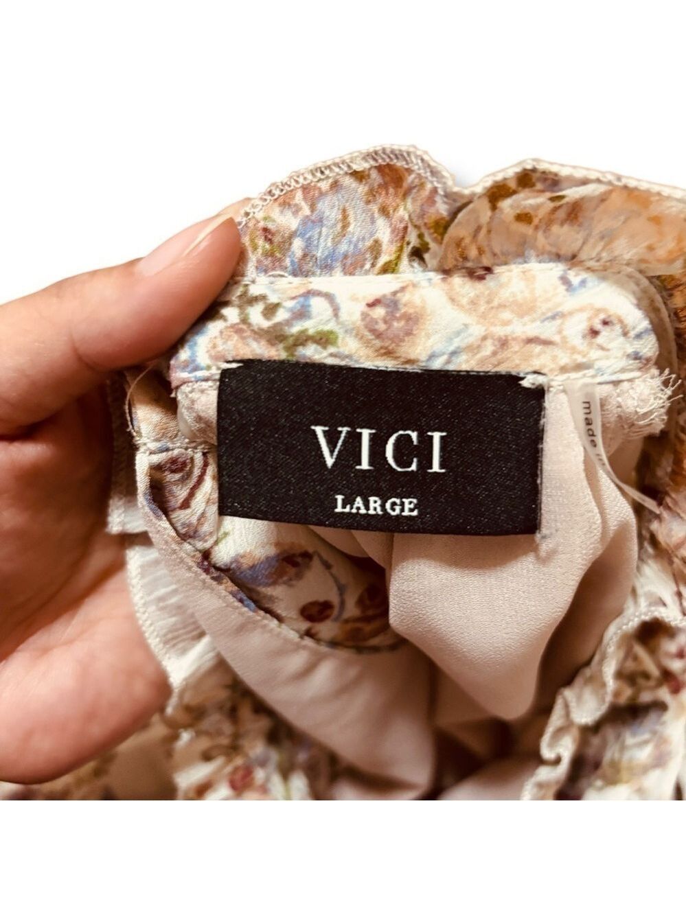 Vici Cream Beige Floral Ruffle Blouse – Size Large - Picture 9 of 11